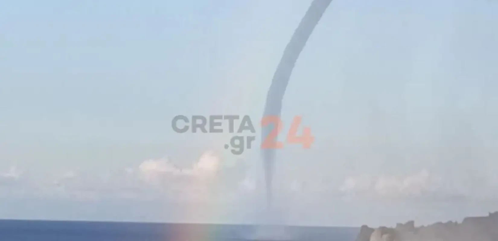 Εντυπωσιακό θέαμα στην Κρήτη: Υδροστρόβιλος και ουράνιο τόξο ταυτόχρονα πάνω από τη θάλασσα - Δείτε βίντεο