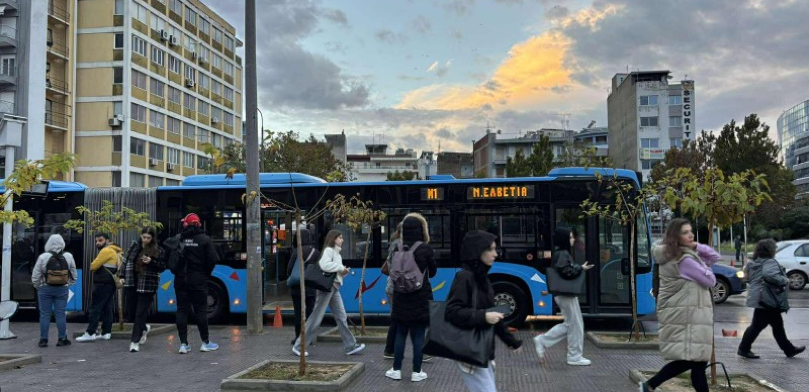 Θεσσαλονίκη: Συνωστισμός και αναμονή στον ΟΑΣΘ - Πώς υποδέχτηκε το επιβατικό κοινό την διακοπή λειτουργίας του μετρό (βίντεο)