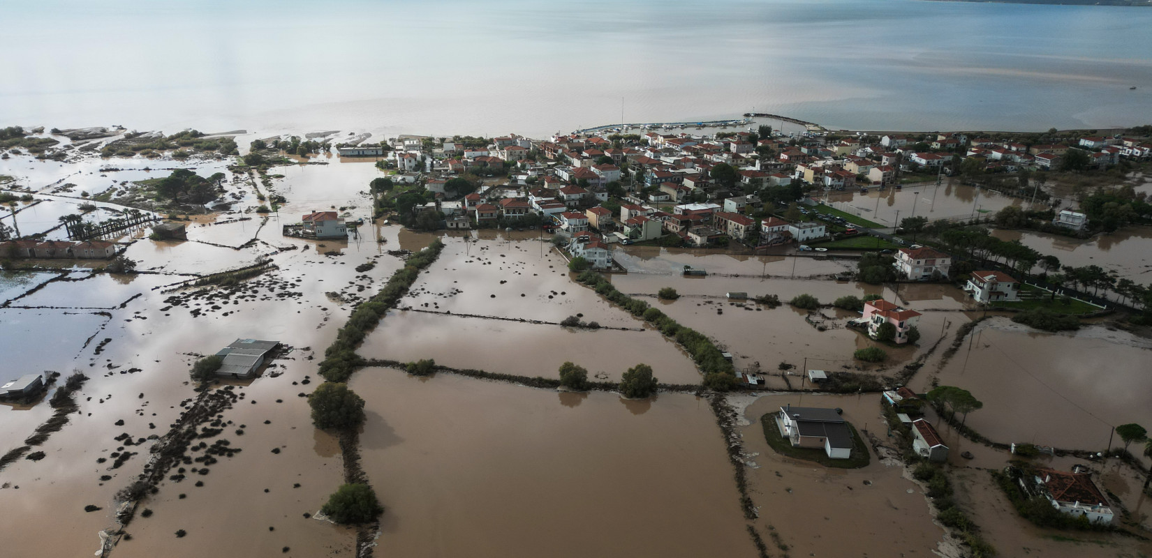 Εικόνες απόλυτης καταστροφής στη Λέσβο από τη σφοδρή κακοκαιρία - Υπερχείλισαν ποτάμια της περιοχής