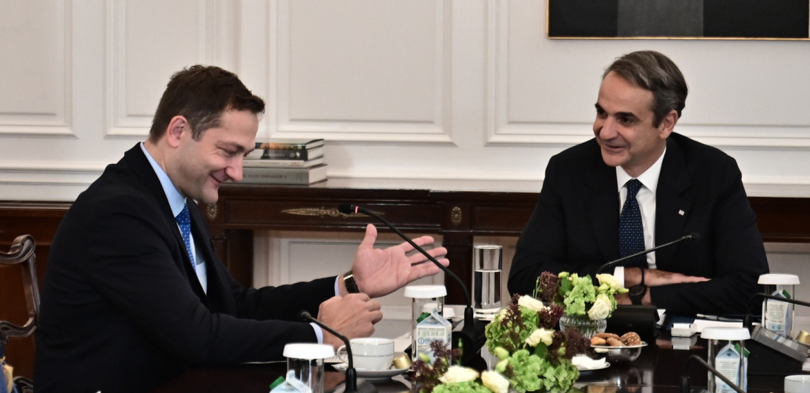 Συνάντηση Μητσοτάκη με τον Eυρωπαίο επίτροπο Γεωργίας και Τροφίμων - Η μεταφορά του ΟΠΕΚΕΠΕ στην ΑΑΔΕ και η νέα ΚΑΠ