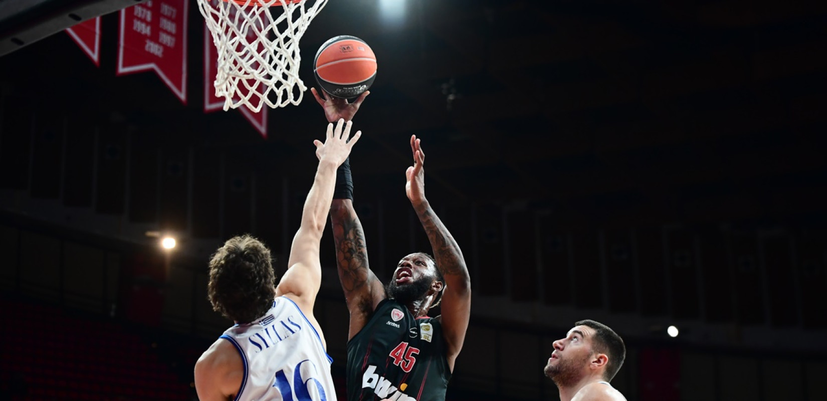 Μπάσκετ: Ο Ολυμπιακός δυσκολεύτηκε αλλά λύγισε τον εξαιρετικό Ηρακλή  (βίντεο)