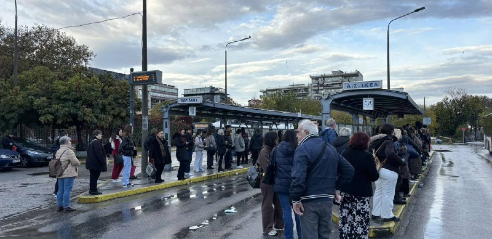 Αυξημένη κίνηση και πολυκοσμία στις στάσεις του ΟΑΣΘ - Πώς κινείται η Θεσσαλονίκη χωρίς μετρό