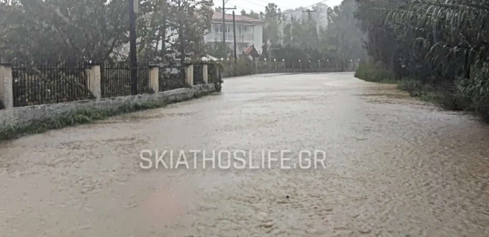 Σκιάθος: Φούσκωσαν χείμαρροι και πλημμύρισαν δρόμοι από τη χαλαζόπτωση