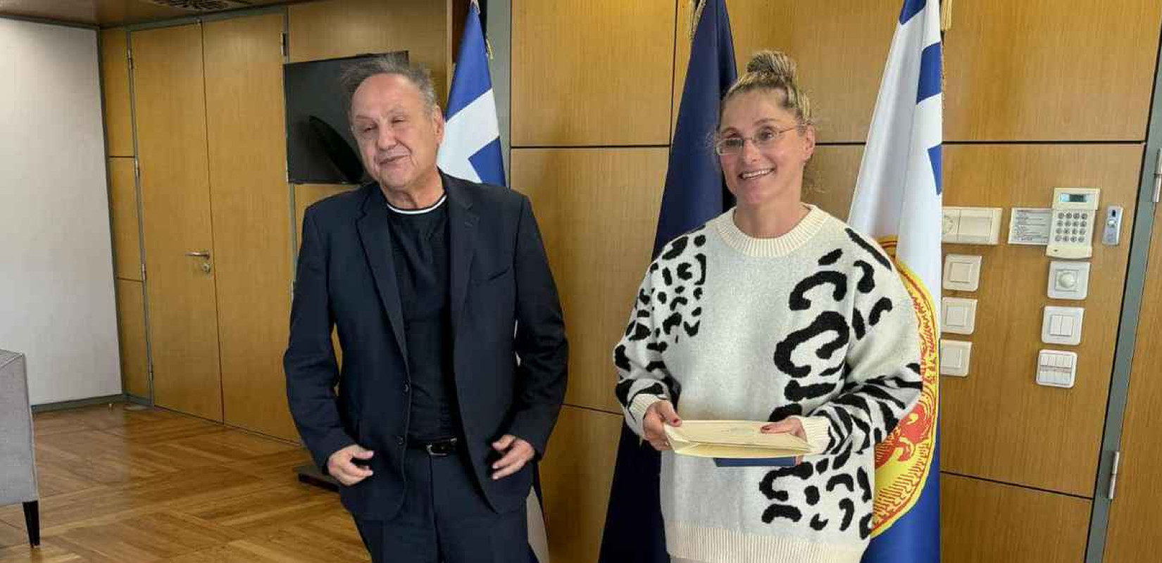 Ο Στέλιος Αγγελούδης βράβευσε την Πάττυ Στογιαννίδου: «Ήταν από την αρχή δίπλα μου και τον ευχαριστώ»