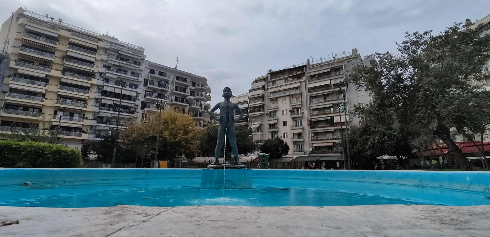 Θεσσαλονίκη: Ξανά καθαρό και λειτουργικό το «Αγόρι που Σφυρίζει» στη Ναυαρίνου