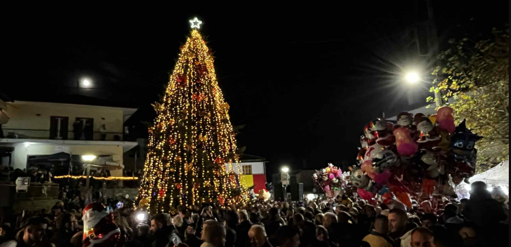 «Mύρισαν» Χριστούγεννα στην Χαλκιδική: Άναψε το πρώτο δέντρο της χώρας στον Ταξιάρχη (βίντεο)