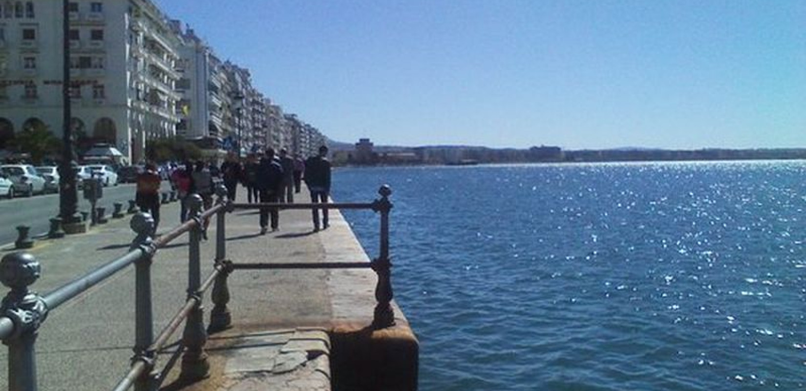 Θεσσαλονίκη: Άνδρας έπεσε στον Θερμαϊκό - Τον έσωσε τροχονόμος που βρισκοταν στη Λεωφόρο Νίκης