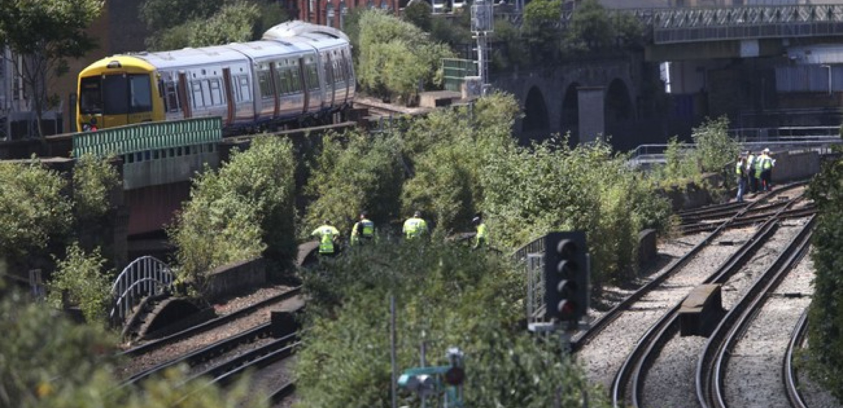 Βρετανία: Για απόπειρα δέκα ανθρωποκτονιών κατηγορήθηκε 32χρονος για την επίθεση στα τρένα