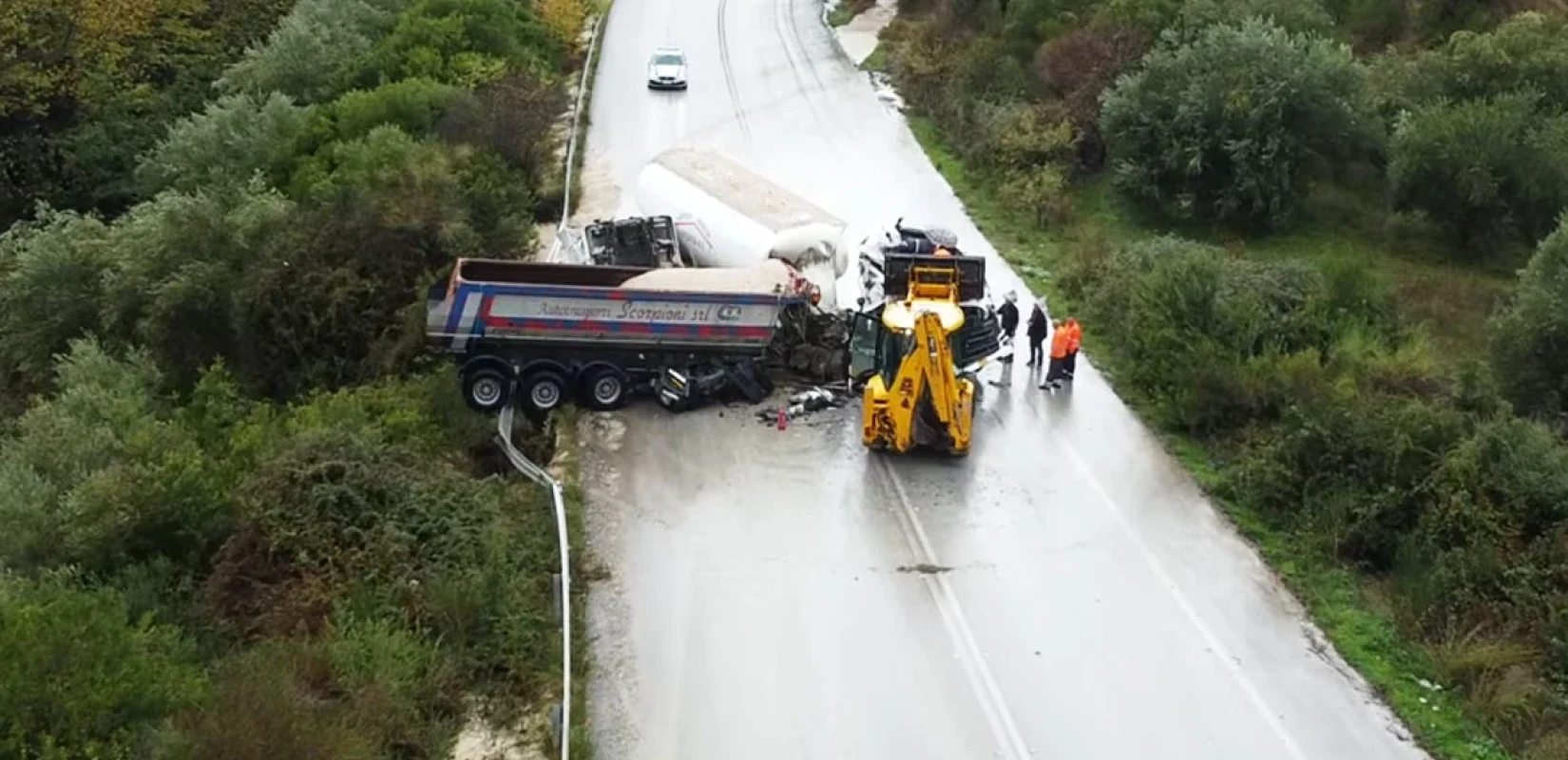 Ηγουμενίτσα: Δύο νταλίκες συγκρούστηκαν πλαγιομετωπικά - Οι οδηγοί απεγκλωβίστηκαν μόνοι τους, δείτε βίντεο