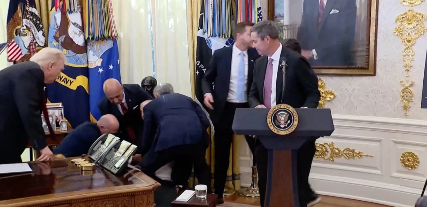 Λευκός Οίκος: Η στιγμή που άνδρας καταρρέει μπροστά στον Ντόναλντ Τραμπ στο Οβάλ Γραφείο (βίντεο)