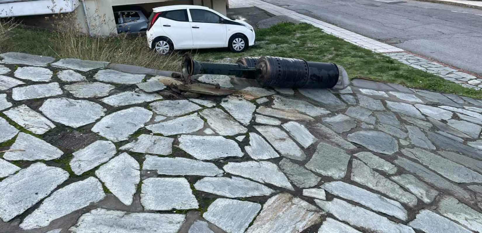 Κιλκίς: Άγνωστοι βανδάλισαν και έριξαν στην περιφερειακή οδό Δημάρχου Ν. Αγγελίδη καλάθια σκουπιδιών