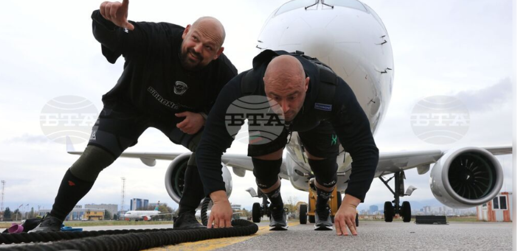 Βουλγαρία: Δύο Βούλγαροι μασίστες έσυραν ένα αεροσκάφος Airbus A220-300 40 τόνων στο αεροδρόμιο της Σόφιας