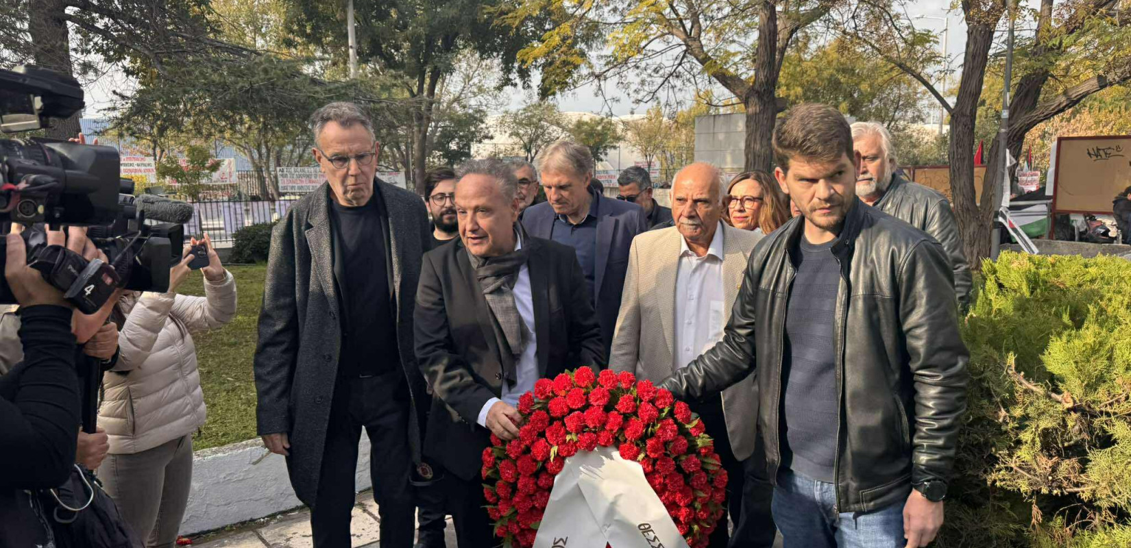 Θεσσαλονίκη: Στεφάνι κατέθεσε ο Δήμαρχος, Στέλιος Αγγελούδης για τα θύματα της 17ης Νοέμβρη του '73 (βίντεο)