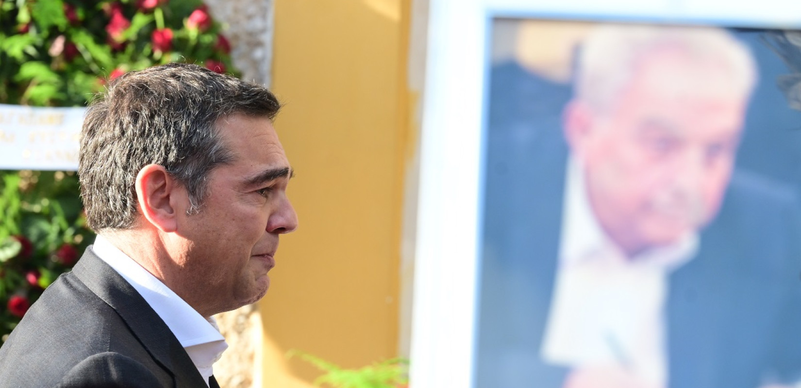 «Ράγισε» ο Αλέξης Τσίπρας στην κηδεία του Αλέκου Φλαμπουράρη - «Ήταν εκεί σε κάθε μας βήμα»