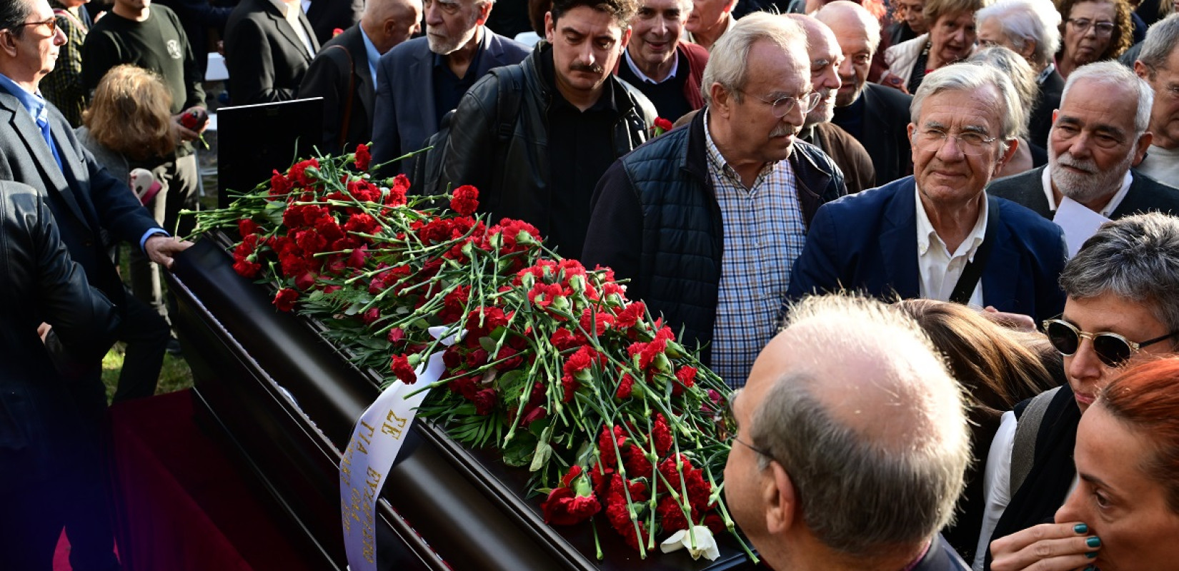 Σε κλίμα συγκίνησης το τελευταίο αντίο στον Αλέκο Φλαμπουράρη - Δείτε φωτογραφίες