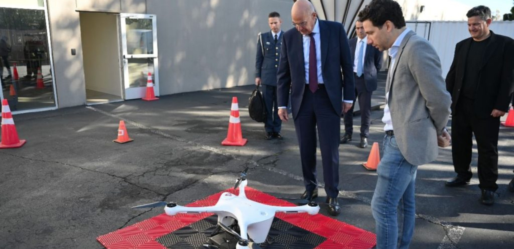 Ν. Δένδιας: Ξεναγήθηκε στις εγκαταστάσεις της εταιρείας κατασκευής drones Matternet στην Καλιφόρνια