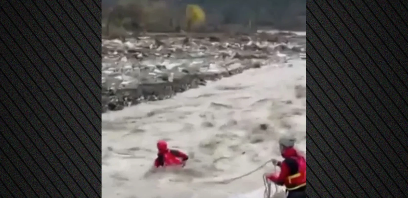 Η διάσωση πυροσβέστη της ΕΜΑΚ που παρασύρθηκε από τα ορμητικά νερά ποταμού στα Τζουμέρκα