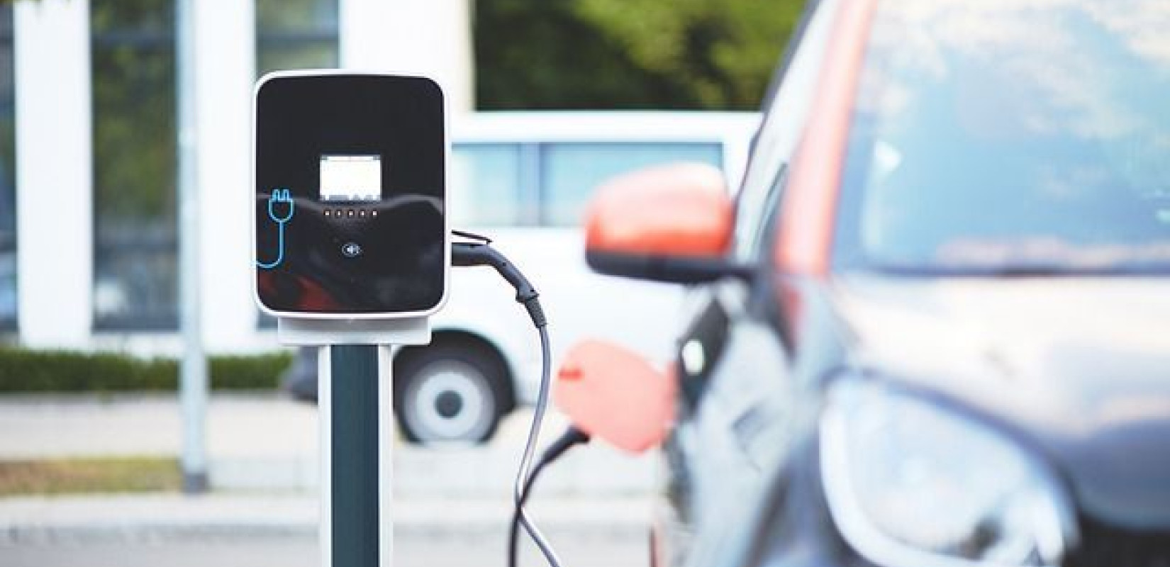 Βρετανία: Ανακοινώνει πακέτο 2 δισ. δολαρίων για να βοηθήσει στη μετάβαση στα ηλεκτρικά οχήματα