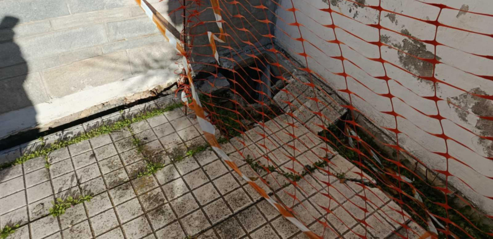 Θεσσαλονίκη - ΕΠΑΛ Βασιλικών: Κατάληψη και καταγγελία στην πολεοδομία για καθίζηση στον εξωτερικό χώρο - Δείτε βίντεο και φωτογραφίες