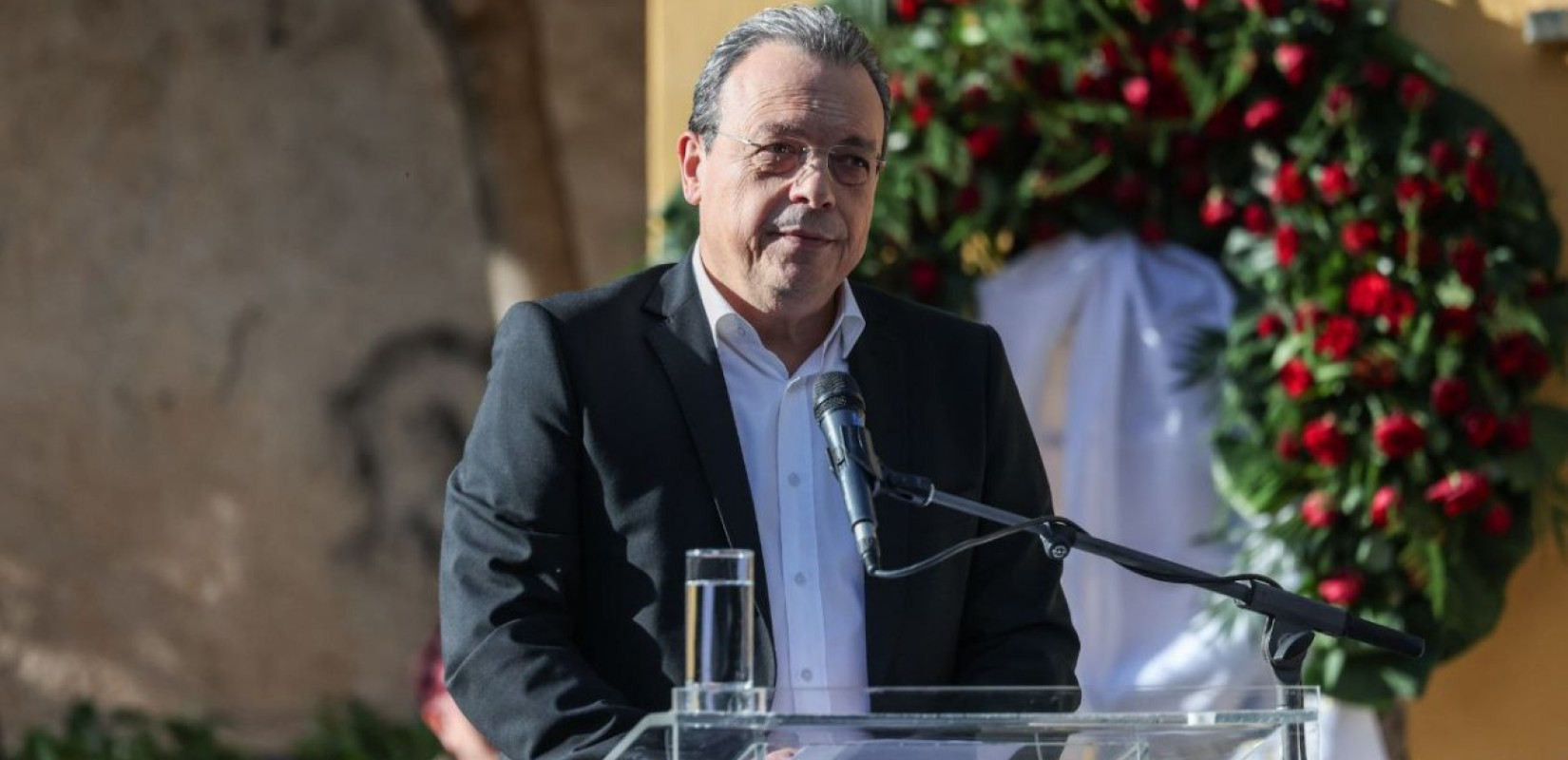 Φάμελλος: Ολόκληρος ο επικήδειος στη κηδεία Φλαμπουράρη – «Από προχτές είμαστε πιο φτωχοί»