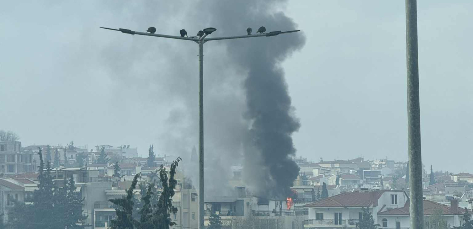 Θεσσαλονίκη: Κατασβέστηκε η φωτιά σε διαμέρισμα τρίτου ορόφου στην Πυλαία - Σώα απεγκλωβίστηκε μία γυναίκα