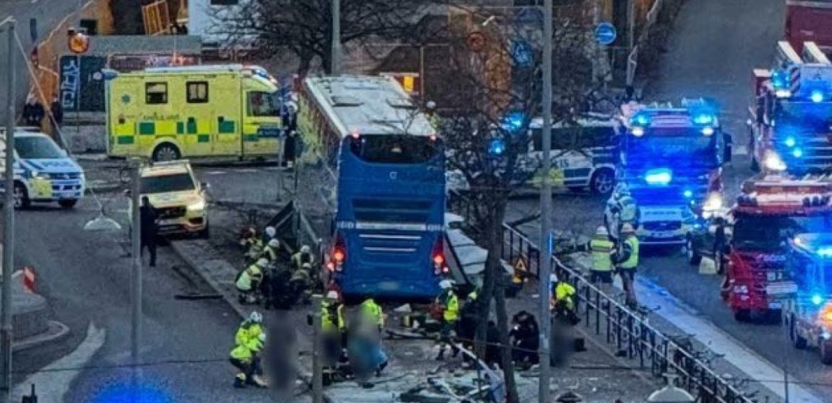 Στοκχόλμη: Λεωφορείο έπεσε σε στάση - Πολλοί νεκροί (βίντεο)