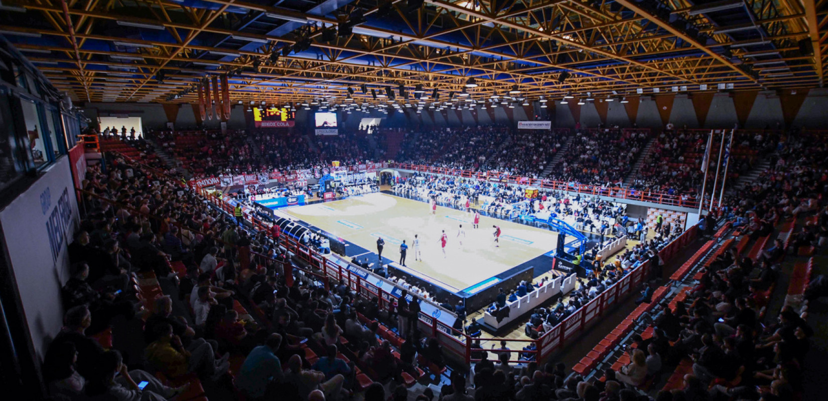 Ένας 11χρονος μαθητής σήκωσε πλακάτ για να βρει γαμπρό στη δασκάλα του κατά τη διάρκεια αγώνα μπάσκετ και έγινε viral (βίντεο)