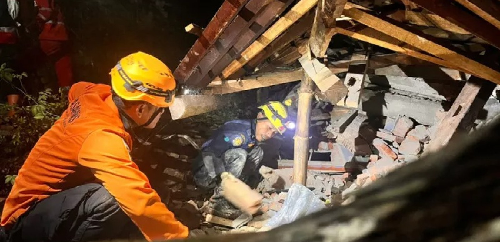 Ινδονησία: Κατολίσθηση στην Ιάβα - Δύο νεκροί και 21 αγνοούμενοι μετά από ισχυρές βροχοπτώσεις