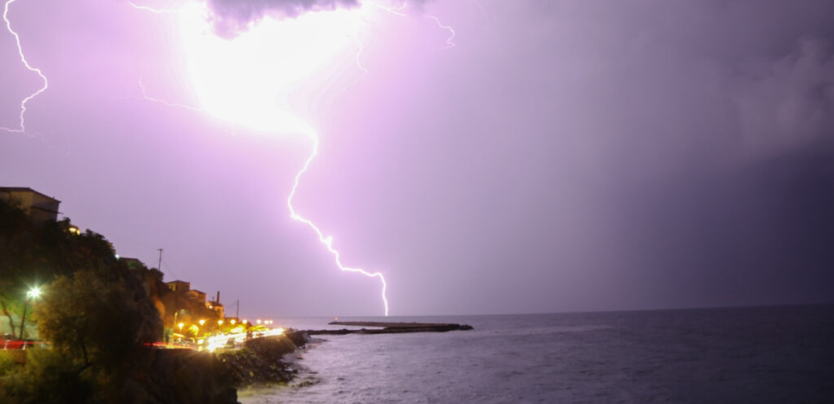 Έντονα καιρικά φαινόμενα στην Ήπειρο - Κεραυνός έπεσε σε στέγη πολυκατοικίας στα Ιωάννινα