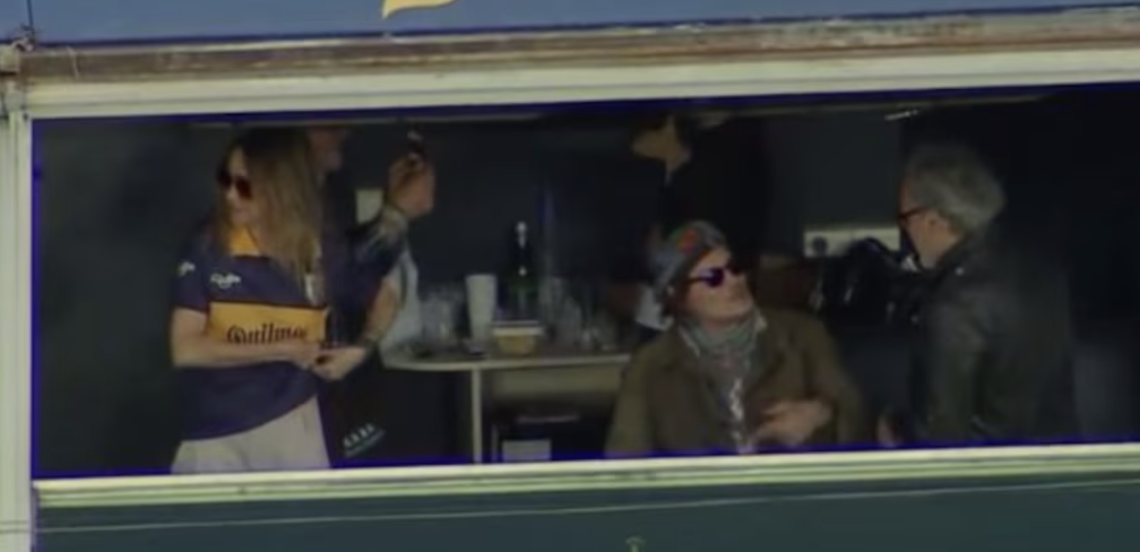 Ο Τζόνι Ντεπ απόλαυσε την ατμόσφαιρα του θρυλικού «Μπομπονέρα» (βίντεο)