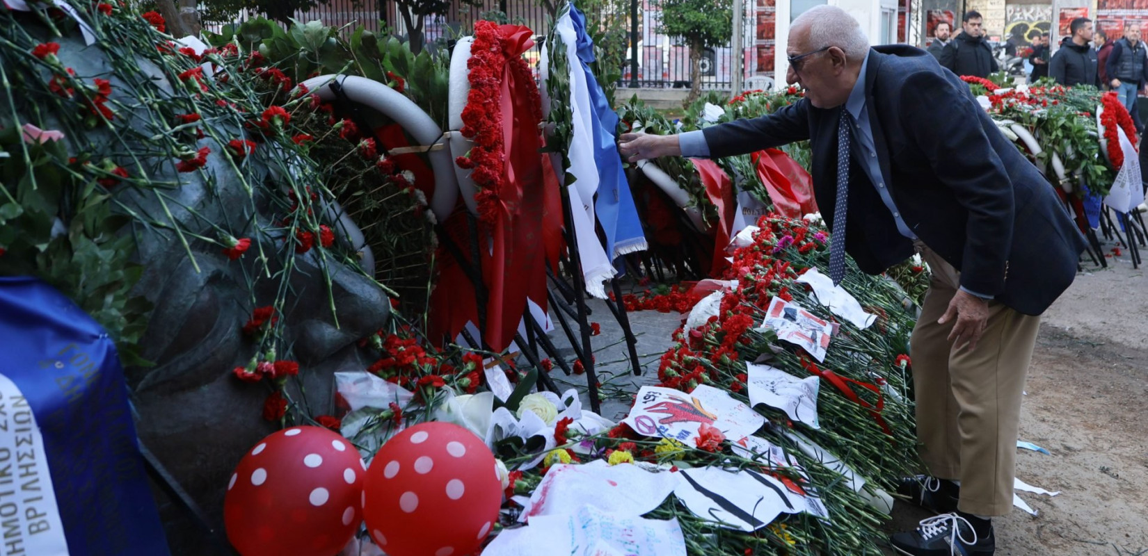 Ν. Κακλαμάνης: Κατέθεσε στεφάνι στο Πολυτεχνείο – Ενός λεπτού σιγή στην Ολομέλεια της Βουλής