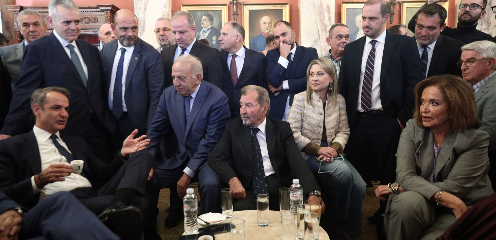 Τι είδε... στο φλυτζάνι του καφέ, ο Μητσοτάκης για τις εκλογές: Το θέμα είναι ποιός θα... σουβλιστεί το Πάσχα του ' 27