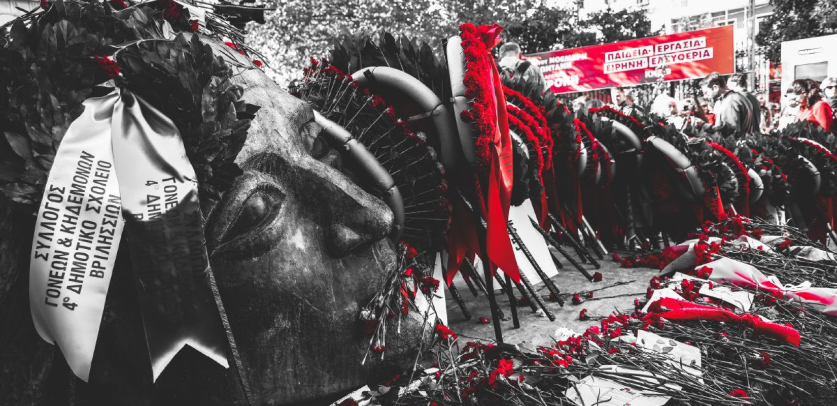 Το μνημείο στο Πολυτεχνείο - Eurokinissi.gr