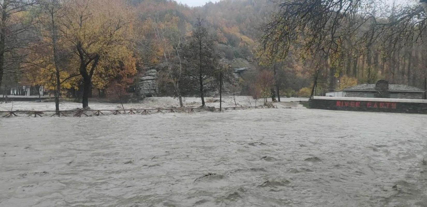 Καστοριά: Υπερχείλισε ο Αλιάκμονας στο Νεστόριο - Καταστροφές στο χώρο του River party (βίντεο)