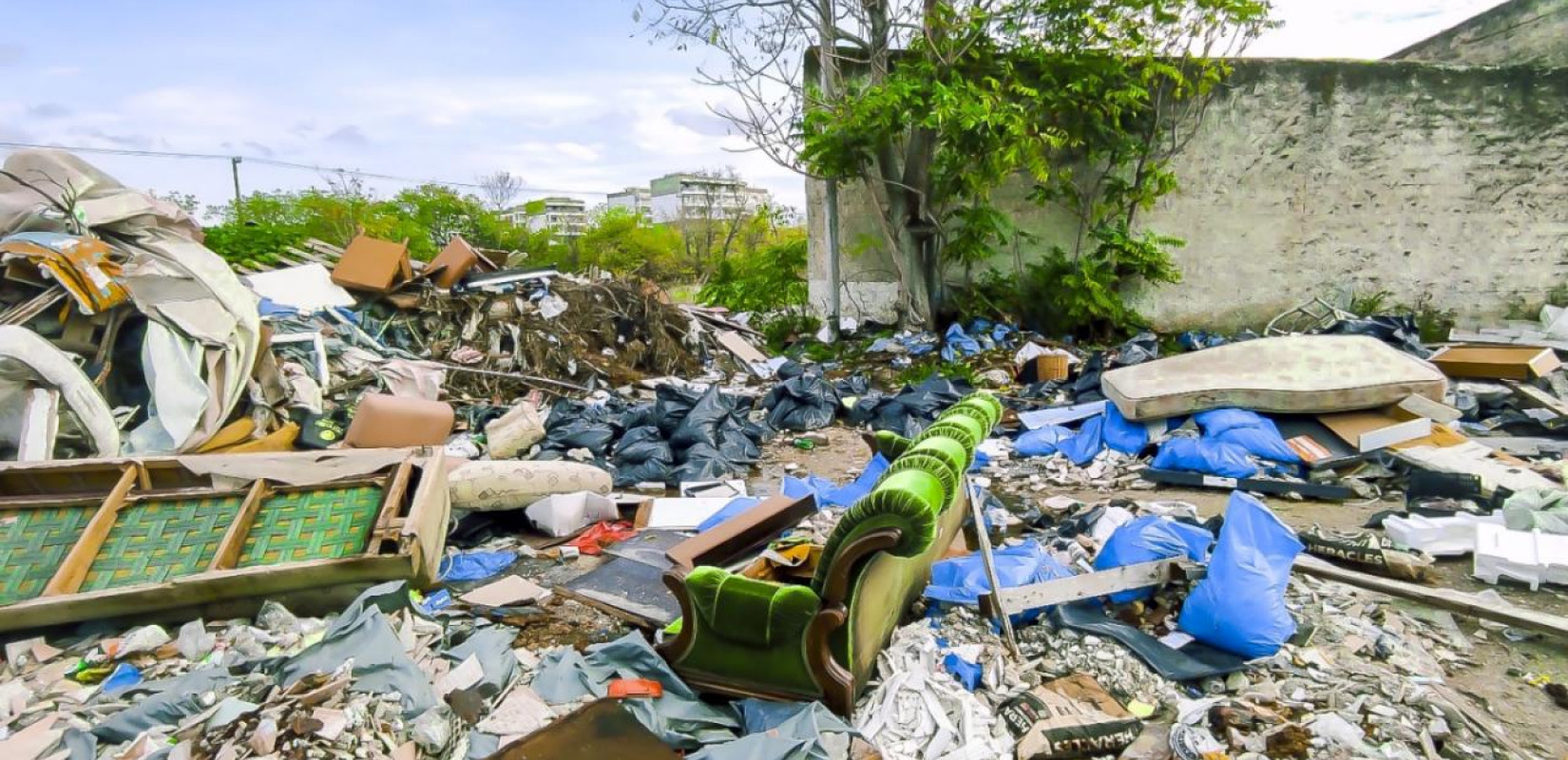 Θεσσαλονίκη: «Υγειονομική βόμβα» η οδός Ρωξάνης - Μπάζα και απορρίμματα πετιούνται παράνομα