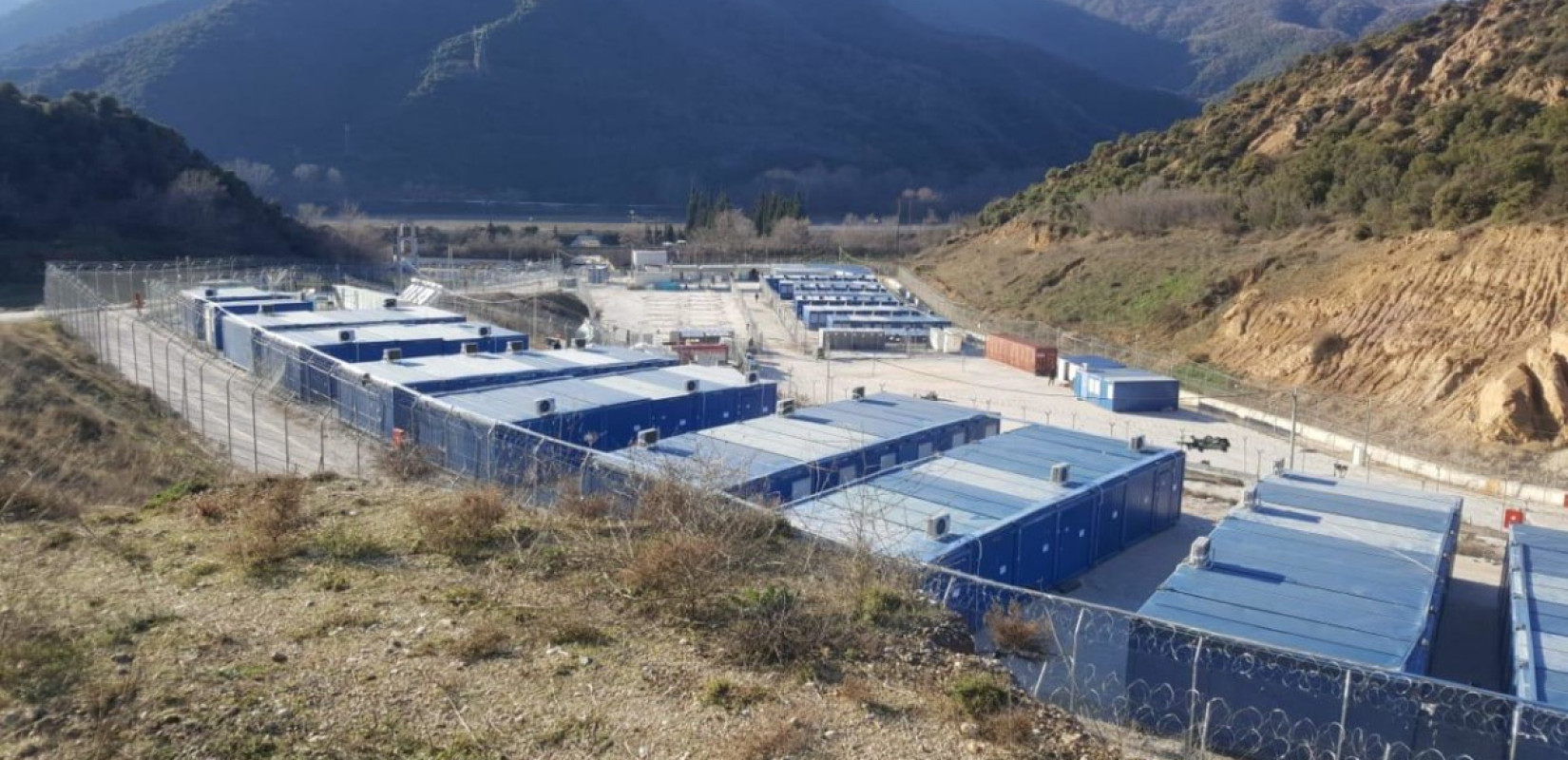 Σέρρες: Φυλάκιση και πρόστιμο στους 30 μετανάστες για την απόπειρα απόδρασης από την κλειστή δομή στη Σιντική