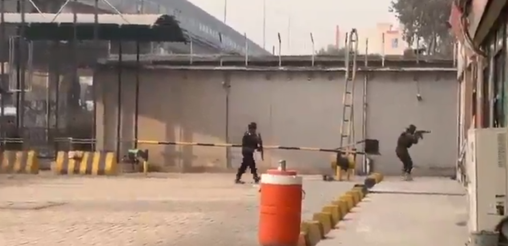 Πακιστάν: Τουλάχιστον 3 νεκροί σε επίθεση καμικάζι εναντίον δυνάμεων ασφάλειας των συνόρων (βίντεο)