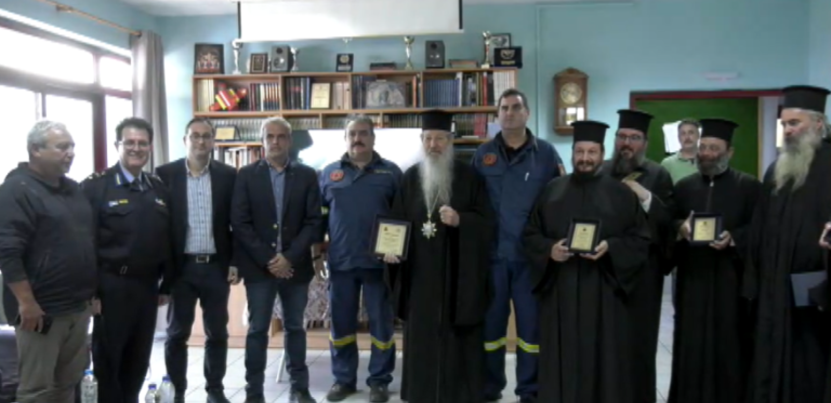 Μυτιλήνη: Η Πυροσβεστική βράβευσε επτά ιερείς εθελοντές δασοπυροσβέστες