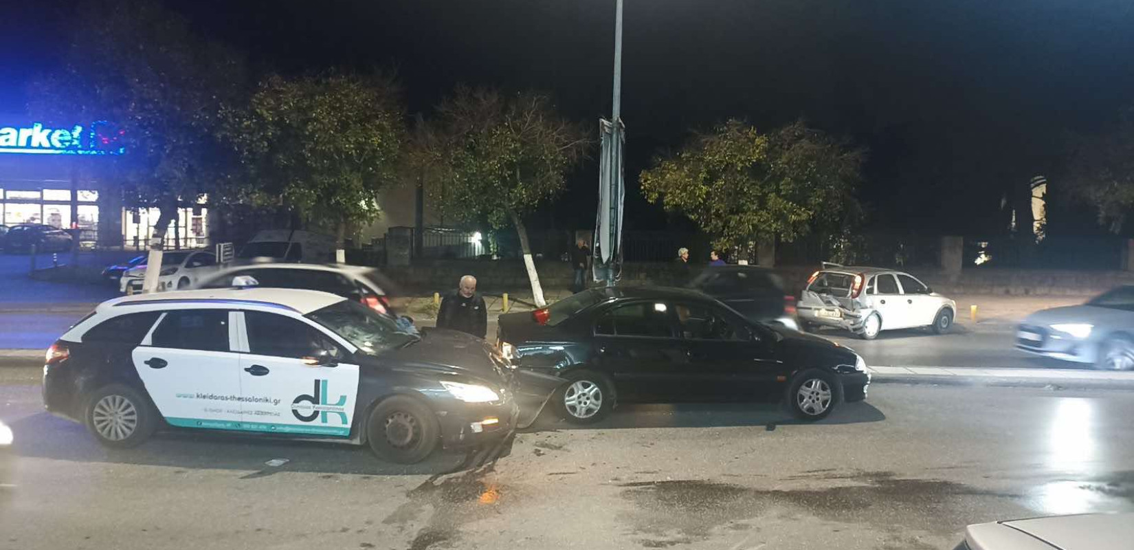 Θεσσαλονίκη - Σοβαρό τροχαίο στην Λεωφόρο Μίκη Θεοδωράκη: Ταξί συγκρούστηκε με ΙΧ - Ένας τραυματίας  (βίντεο)