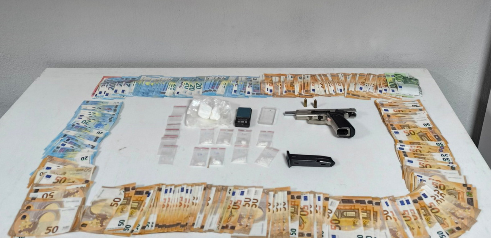 Ημαθία: Έκρυβε την κοκαΐνη σε κλουβιά εκτροφής σκύλων