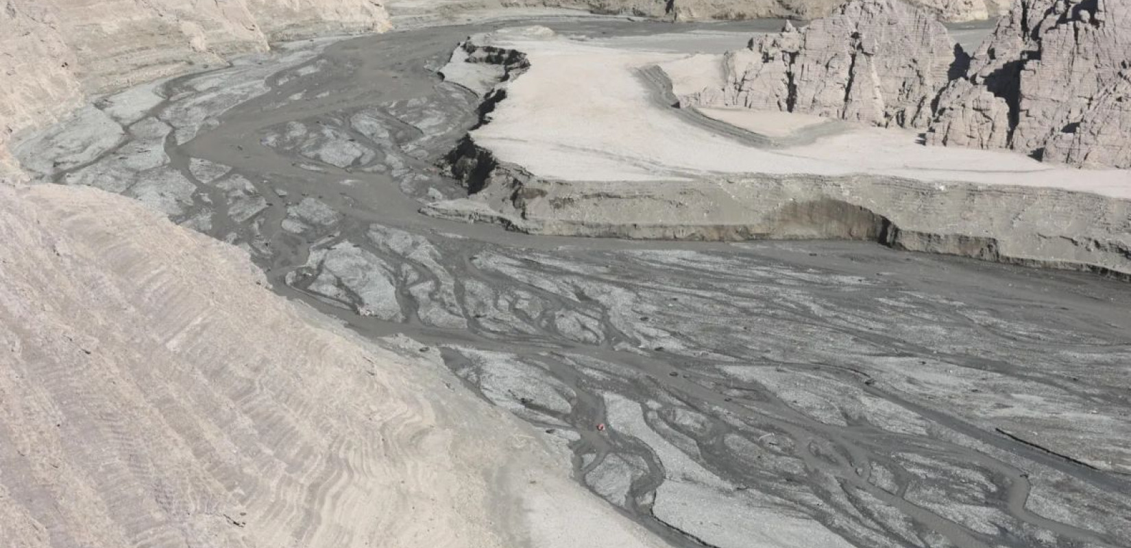 Εικόνα ξηρασίας στην Τεχεράνη - Πηγή: https://ichef.bbci.co.uk/news/1536/cpsprodpb/6888/live/41ee2db0-c300-11f0-bdc1-a928b34ade94.jpg.webp