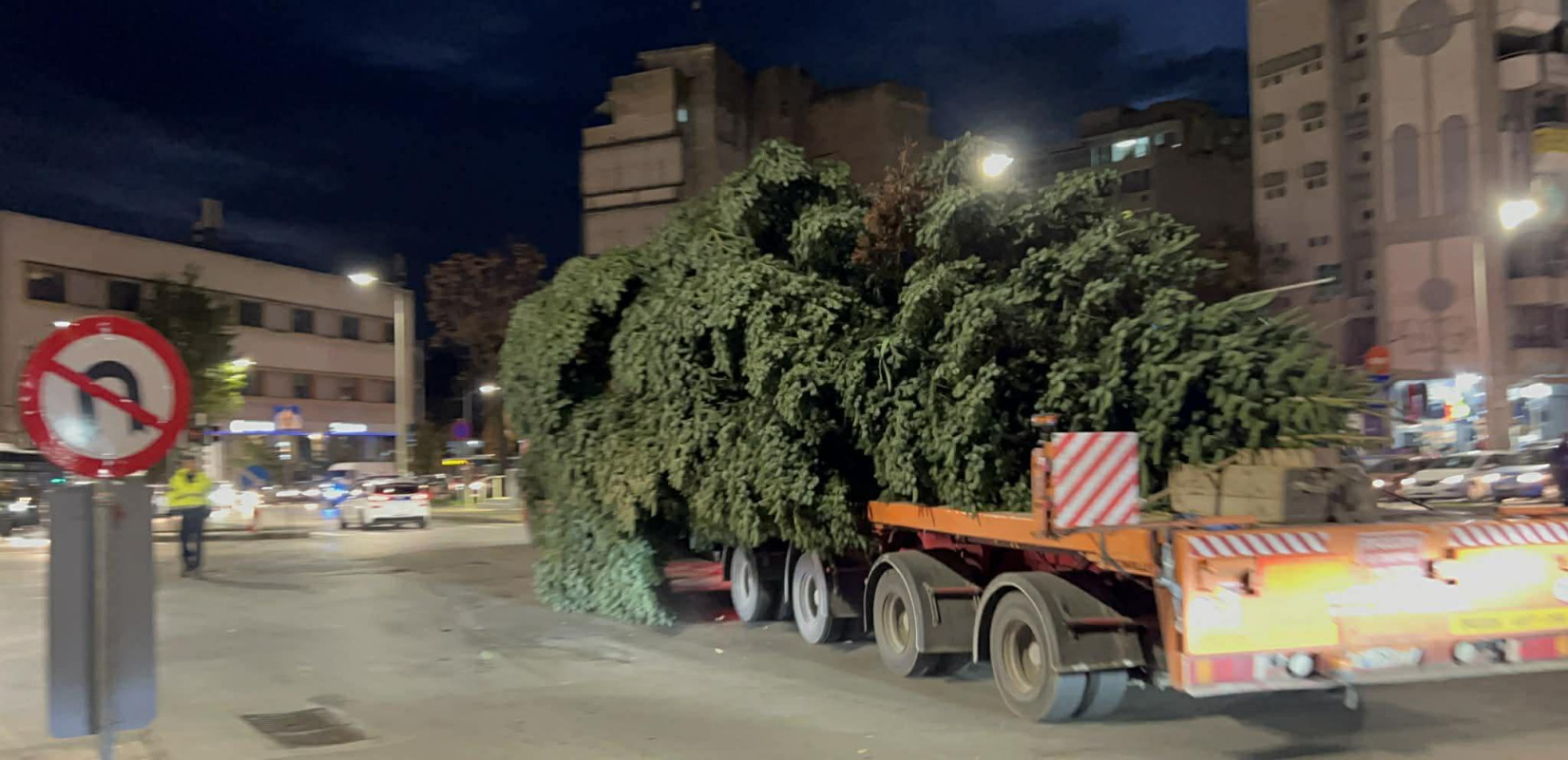Θεσσαλονίκη: Με συνοδεία περιπολικών έφτασε το Χριστουγεννιάτικο δέντρο στην Πλατεία Αριστοτέλους (βίντεο)