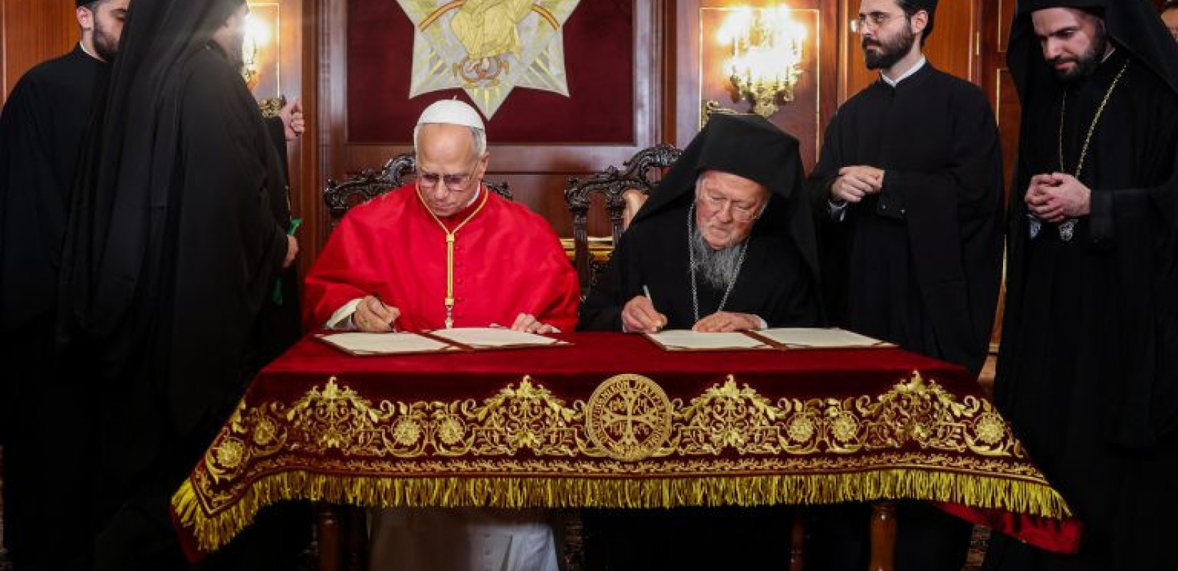 Ιστορική συνάντηση Οικουμενικού Πατριάρχη με τον Πάπα, στο Φανάρι – Κοινό μήνυμα για ενότητα και συμπόρευση - Δείτε ζωντανά