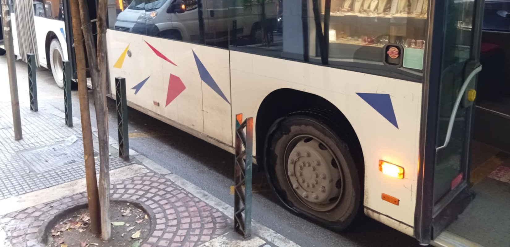 Θεσσαλονίκη: Λεωφορείο έπαθε λάστιχο και μπλόκαρε την Μητροπόλεως