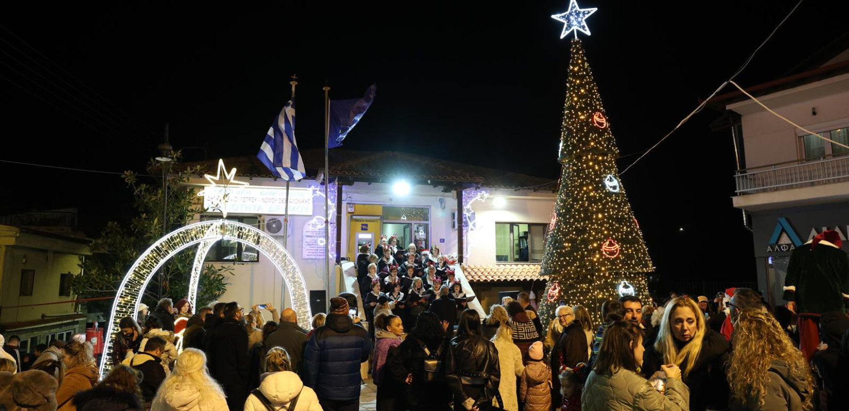 Δήμος Ωραιοκάστρου: Φωταγωγήθηκαν τα χριστουγεννιάτικα δέντρα σε Δρυμό και Πεντάλοφο