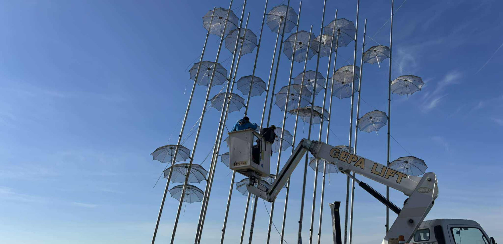 Θεσσαλονίκη: Στη θέση τους ξανά ανανεωμένες οι δεκαοκτώ «Ομπρέλες» του Ζογγολόπουλου (βίντεο)