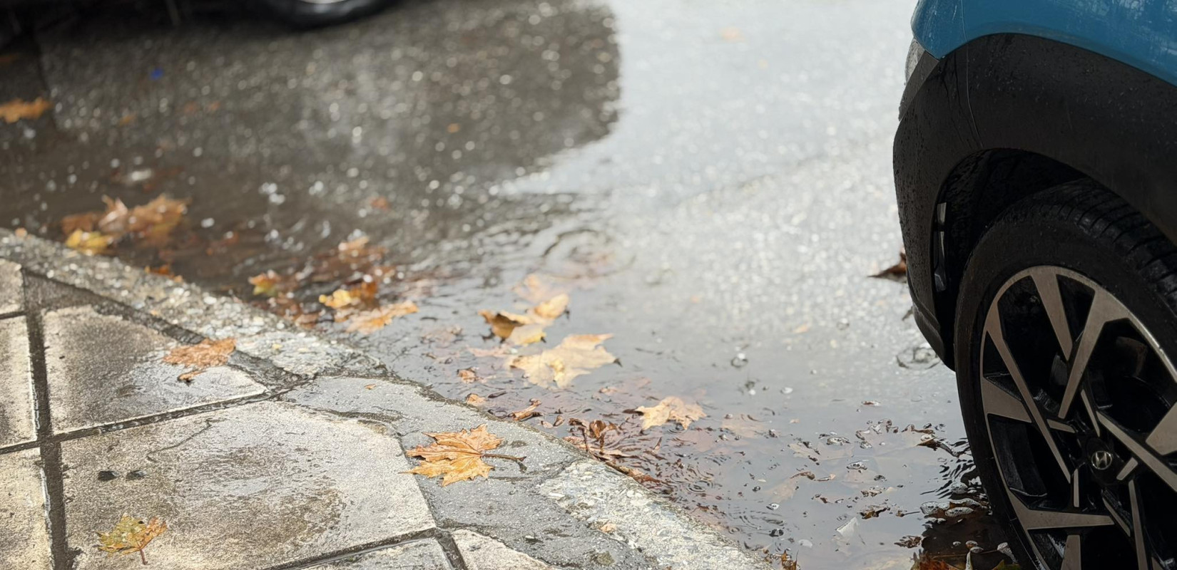 Αττική: Προβλήματα σε κεντρικούς δρόμους από την ισχυρή βροχόπτωση και το χαλάζι