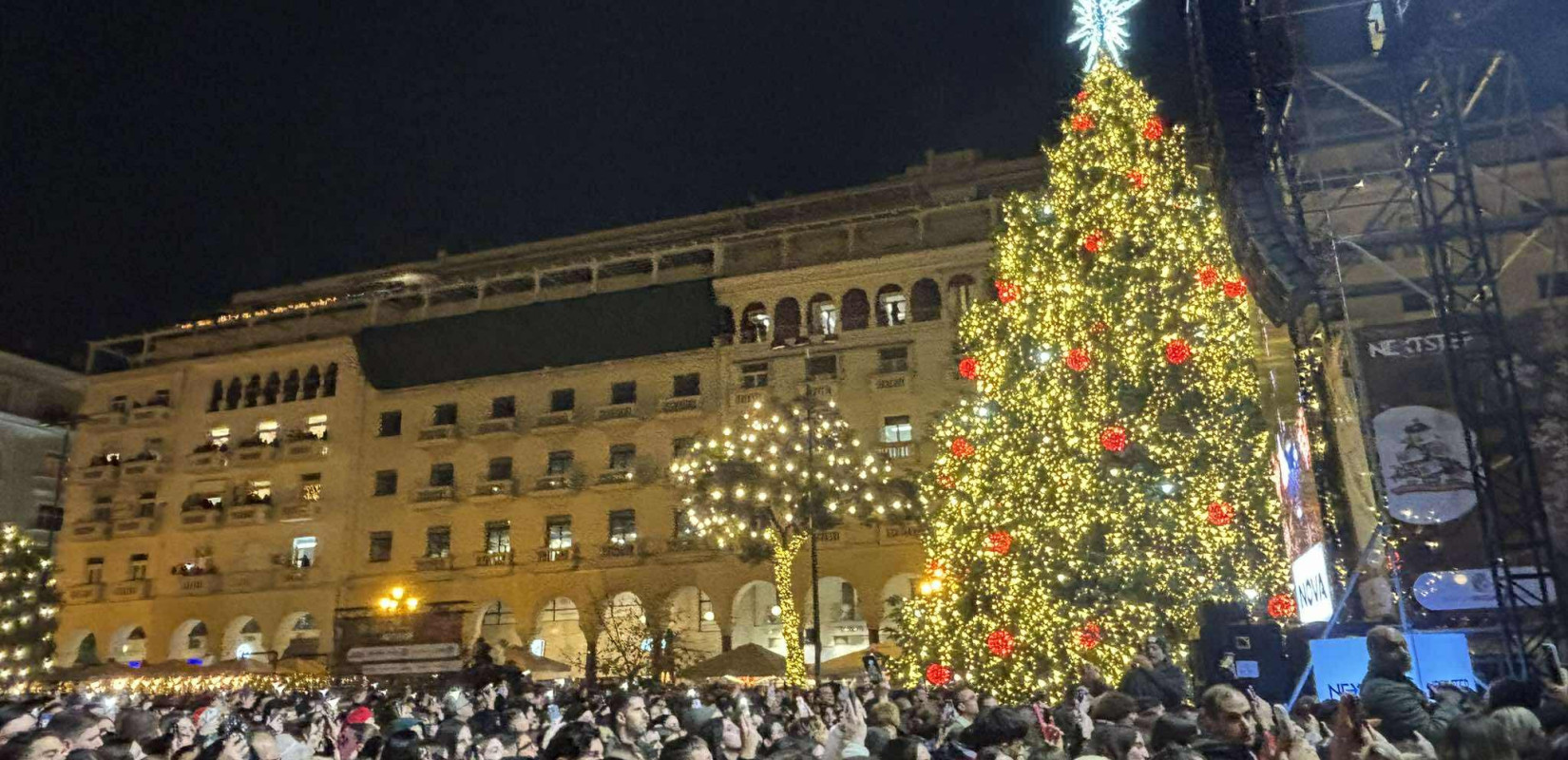 Δείτε live: Φωταγωγήθηκε το Χριστουγεννιάτικο δέντρο στην πλατεία Αριστοτέλους - Χιλιάδες κόσμου στη συναυλία του Αντώνη Ρέμου