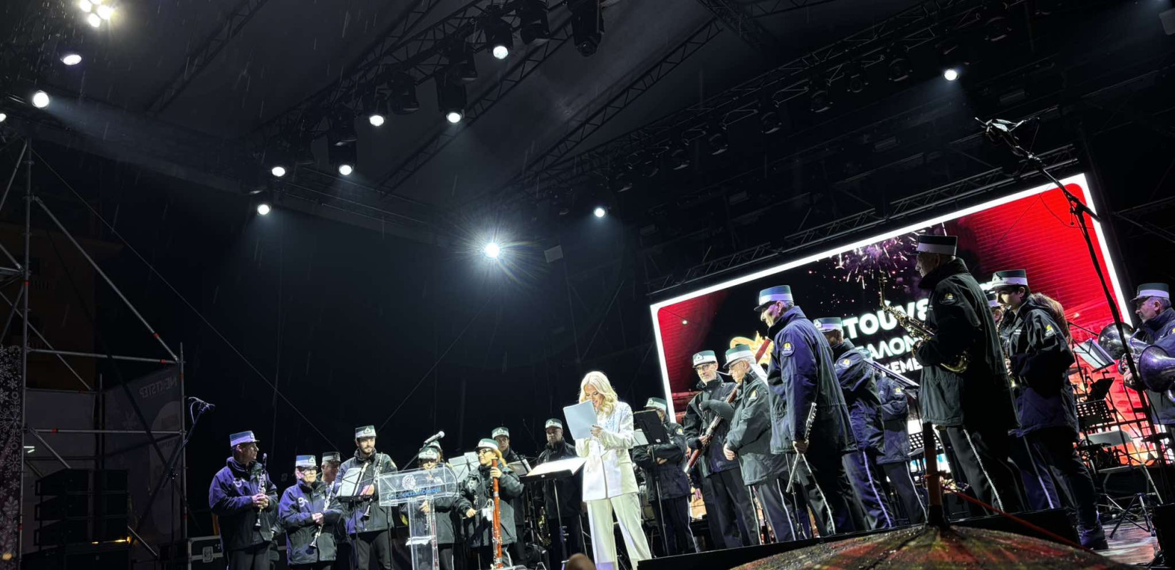 Δείτε live: Η Θεσσαλονίκη υποδέχεται τα Χριστούγενα - Χιλιάδες κόσμου στην πλατεία Αριστοτέλους