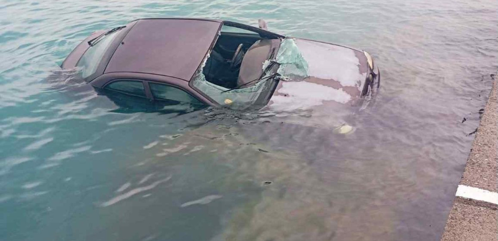 Καλαμάτα: 86χρονος απεγκλωβίστηκε μετά την πτώση του αυτοκινήτου στη θάλασσα